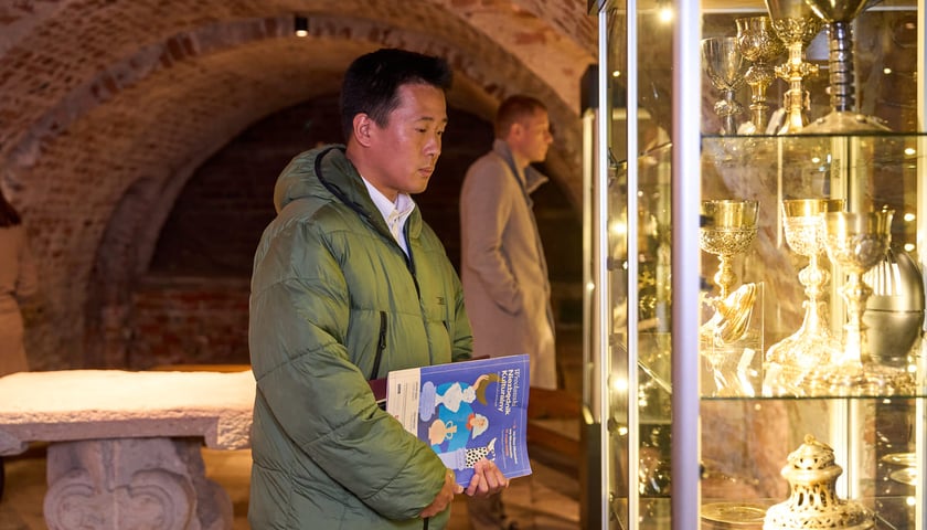 <p>Noc Muze&oacute;w 2025 - krypty Dominikan&oacute;w, zwiedza Pan Shogo z Japonii</p>