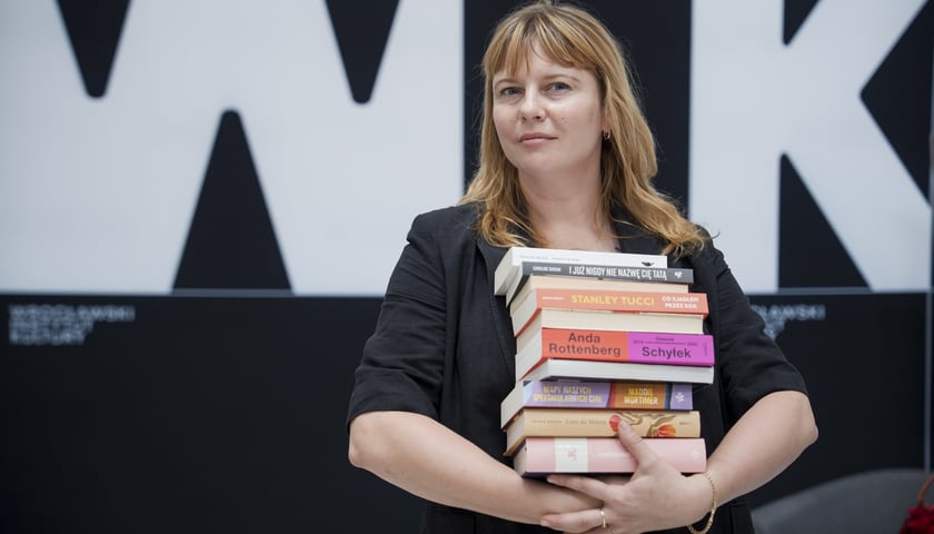 <p>Karolina Sulej, kuratorka Europejskiej Nocy Literatury 2025 z wybranymi książkami</p>