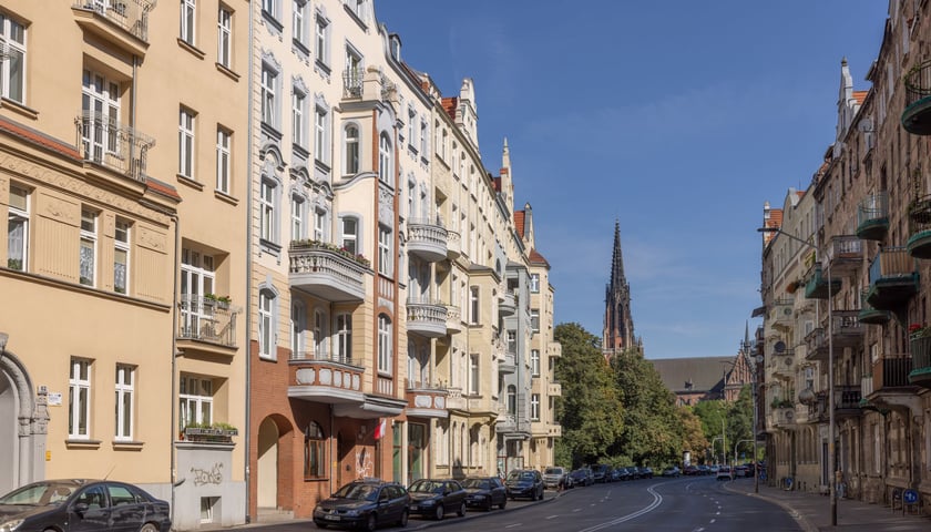 <p>Kamienice przy ul. Wyszyńskiego, w tle kości&oacute;ł św. Michała Archanioła</p>