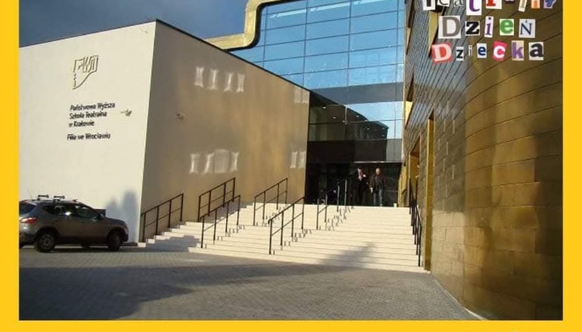 <p>Sceny podw&oacute;rkowe Teatralnego Dnia Dziecka</p>