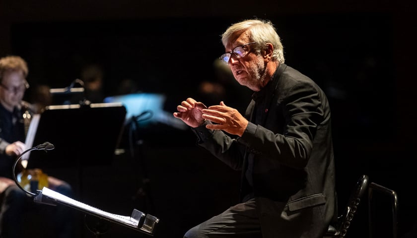<p>Andrzej Kosendiak dyrygujący podczas 60. edycji festiwalu Wratislavia Cantans</p>