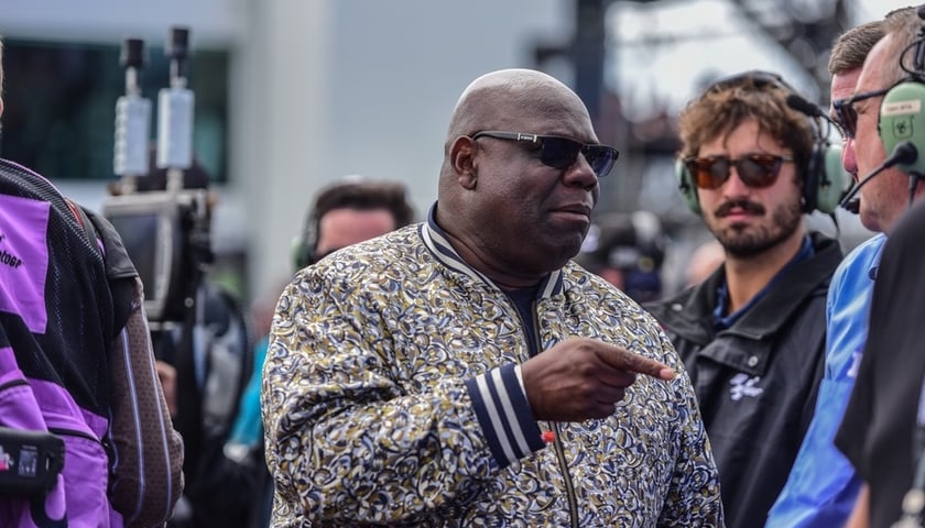 Carl Cox w okularach słonecznych i wzorzystej bluzie