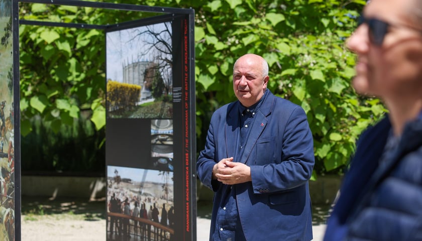 <p>dr Piotr Oszczanowski, dyrektor Muzeum Narodowego we Wrocławiu, przy planaszach o Panoramie Racławickiej na skwerze Wrocławianek</p>