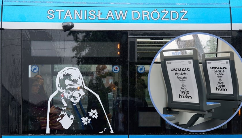 Na dużym zdjęciu bok tramwaju im. Stanisława Dróżdża, w kółku krzesła w tramwaju z naklejką z pracy Stanisława Dróżdża „było jest będzie” 