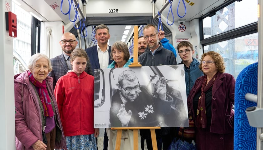 <p>Tramwaj im. Stanisława Dróżdża będzie jeździł po Wrocławiu od poniedziałku 16 czerwca – Anna Dróżdż, żona Stanisława Dróżdża (pierwsza z lewej) wraz z rodziną – Michałem Głowalą, siostrzeńcem Stanisława Dróżdża-trzeci z lewej, jego dziećmi oraz bliską rodziną – Anną i Marianem Kufelem, pozują przy zdjęciu Stanisława Dróżdża z Witoldem Woźnym, prezes MPK i wiceprezesem MPK Przemysławem Nowickim</p>