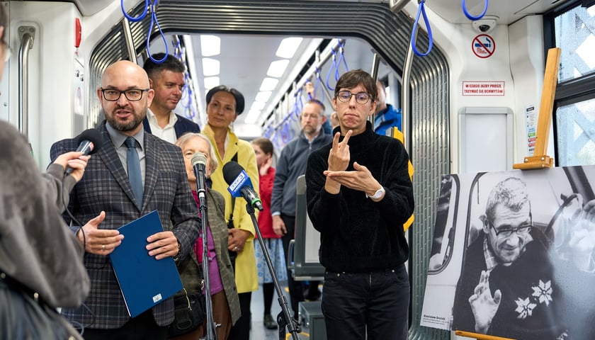 <p>Tramwaj im. Stanisława Dr&oacute;żdża będzie jeździł po Wrocławiu od poniedziałku 16 czerwca &ndash; przy mikrofonie Witold Woźny, prezes MPK Wrocław&nbsp;</p>