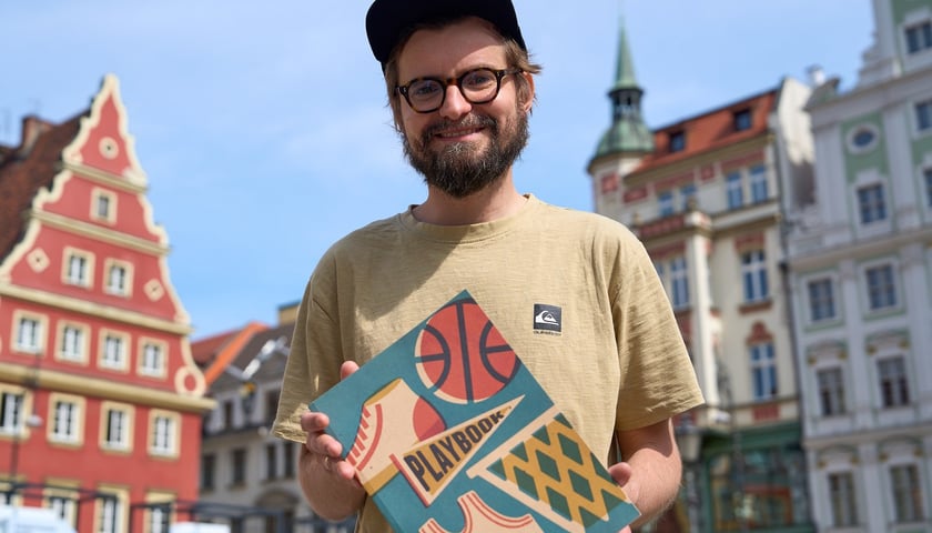<p>Jakub Kamiński z tomem wyr&oacute;żnionym&nbsp;Polish Graphic Design Awards</p>