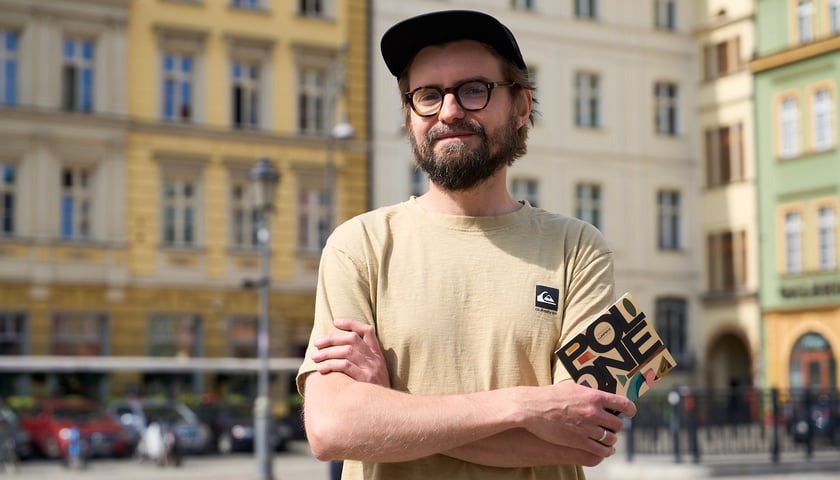 <p>Jakub Kamiński z płytą zespołu Lumpeks, do kt&oacute;rej zaprojektował okładkę. Okazała się zwycięzcą X edycji poznańskiego Konkursu 30/30</p>