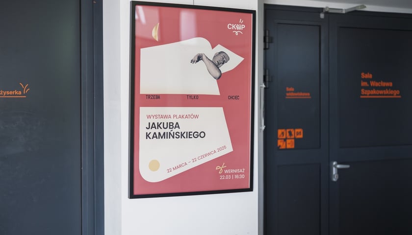 <p>Plakaty Jakuba Kamińskiego były niedawno pokazywane w CK Nowy Pafawag</p>