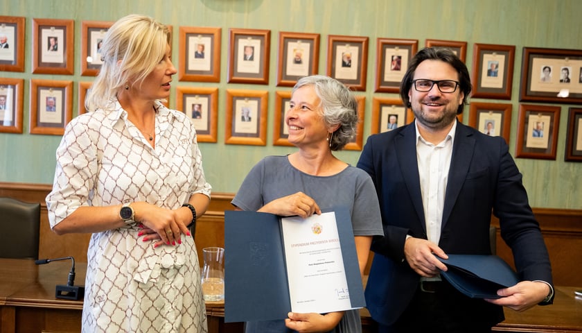 W środku Magda Piekarska. Wręczenie stypendiów prezydenta Wrocławia dla artystów