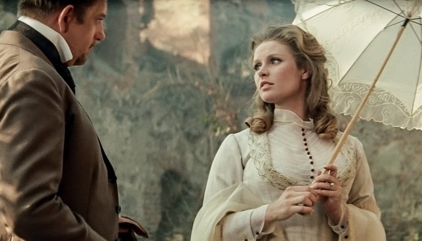 Kadra z filmu "Lalka" w reżyserii Wojciecha Jerzego Hasa. Na zdjęciu Mariusz Dmochowski (Wokulski) i Beata Tyszkiewicz (Izabela Łęcka). 
