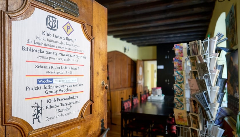 I piętro w kamieniczce &bdquo;Małgosia&rdquo; &ndash; Biblioteka tematyczna, Klub Ludzi z literą P