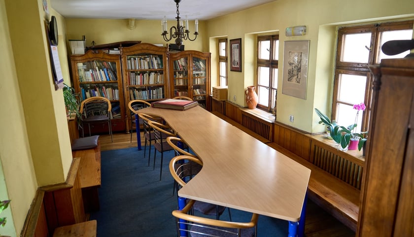 I piętro w kamieniczce &bdquo;Małgosia&rdquo; &ndash; Biblioteka tematyczna, Klub Ludzi z literą P