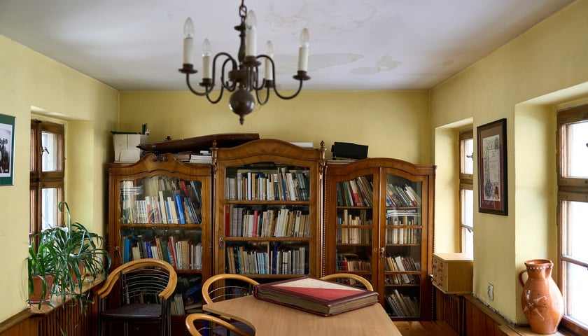 I piętro w kamieniczce &bdquo;Małgosia&rdquo; &ndash; Biblioteka tematyczna, Klub Ludzi z literą P