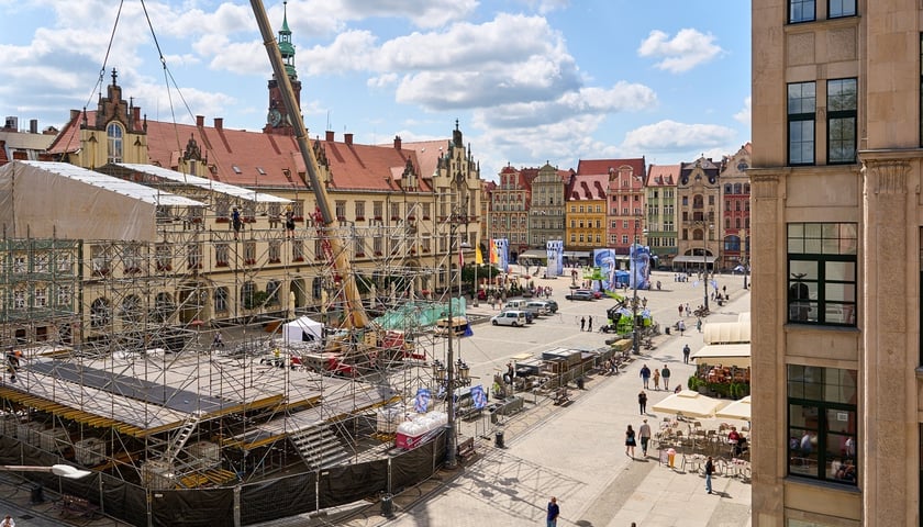 IV piętro w kamieniczce &bdquo;Małgosia&rdquo; &ndash; widok z okna na wrocławski rynek