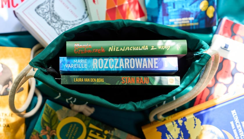 <p>Książki, jakie polecamy na wakacje 2025</p>