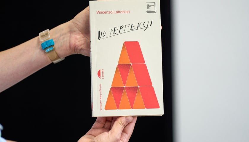 <p>Vincenzo Latronico, &bdquo;Do perfekcji&rdquo;, przełożyła Katarzyna Sk&oacute;rska, Wydawnictwo Czarne</p>