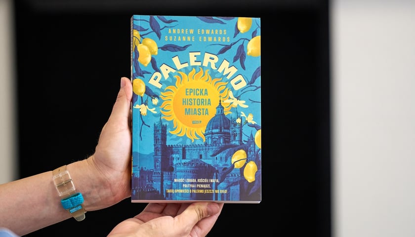 <p>Andrew Edwards, Suzanne Edwards, &bdquo;Palermo. Epicka historia miasta&rdquo;, Wydawnictwo Znak</p>