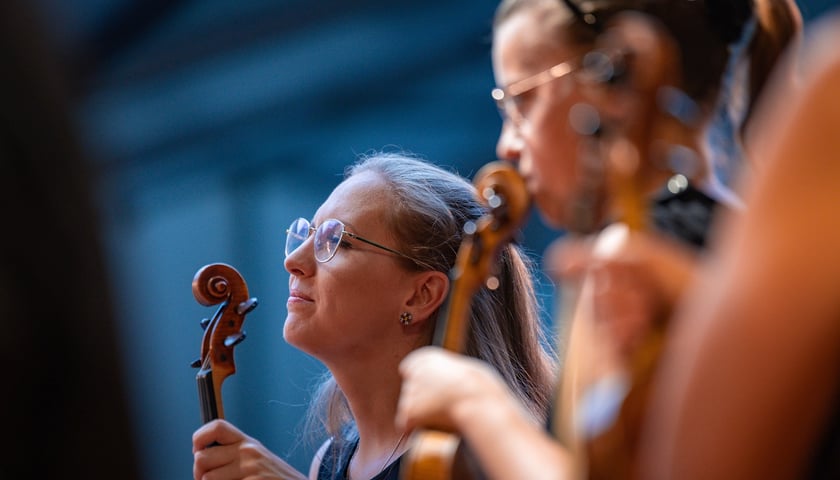 <p>Orkiestra Kameralna &bdquo;Wratislavia&rdquo; podczas finałowego wieczoru festiwalu</p>