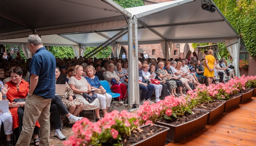<p>Publiczność Festiwalu &bdquo;Wieczory w Arsenale&rdquo; na dziedzińcu Muzeum Militari&oacute;w</p>