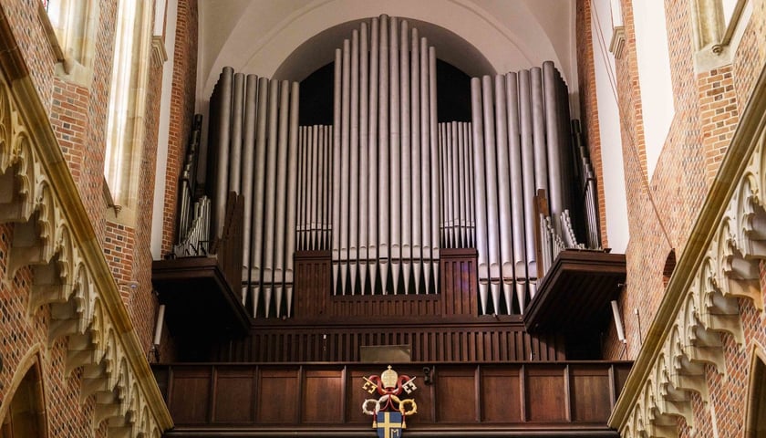 <p>Organy w katedrze wrocławskiej przed remontem</p>