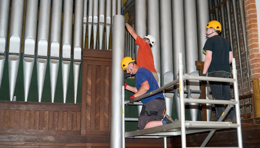 <p>Demontaż piszczałek organ&oacute;w w katedrze wrocławskiej</p>