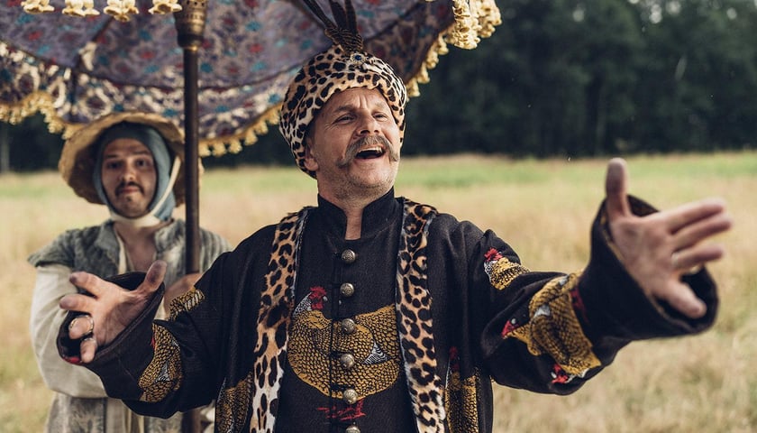 Kadr z serialu "1670", dwóch mężczyzn, na pierwszym planie aktor Bartłomiej Topa