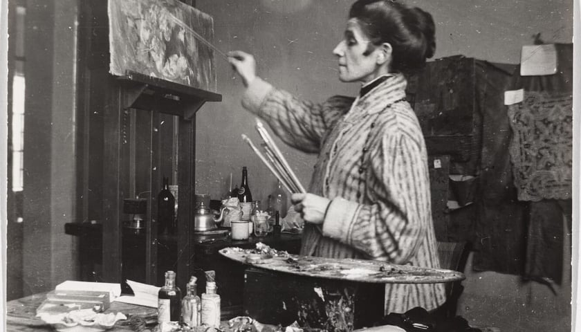 <p>Olga Boznańska w pracowni przy ul. Wolskiej w Krakowie, ok. 1920</p>