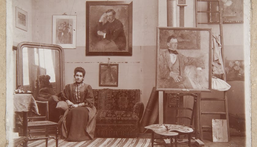 <p>Olga Boznańska w pracowni przy rue de Vaugirard w Paryżu, ok. 1900</p>