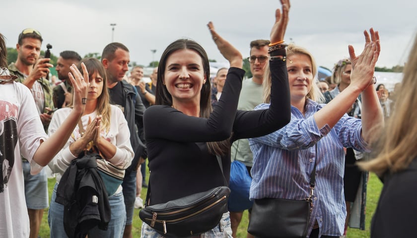 Publiczność na Męskim Graniu 2025 we Wrocławiu. Na pierwszym planie uśmiechnięta kobieta