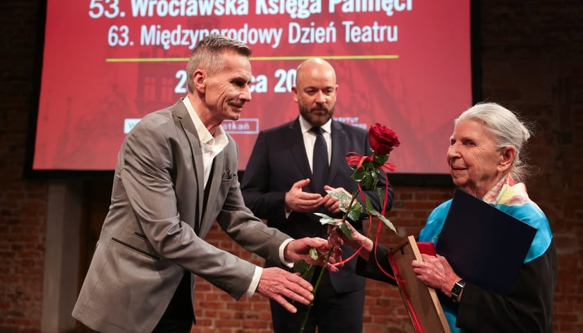 W 2024 r. Krzesisława Dubielówna odebrała Odznakę Honorową „Wrocław z wdzięcznością – Wratislavia Grato Animo”.  Na zdjęciu z aktorem Tomaszem Lulkiem i Jackiem Sutrykiem, prezydentem Wrocławia