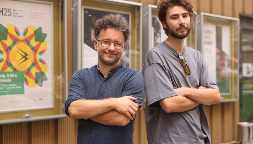 <p>Lech Moliński (z lewej) i Jerzy Wypych, autorzy książki &bdquo;Te wszystkie Raje, Zrywy i Jutrzenki. O małych kinach na Dolnym Śląsku&rdquo;</p>