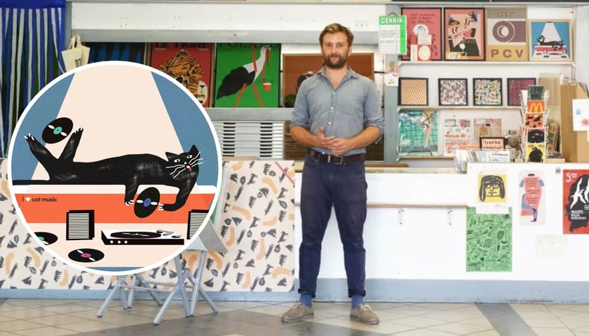 Na zdjęciu dużym Jakub Zasada na stoisku graficznym w DH Podwale, na małym zdjęciu w kółku plakat Jakuba Zasady z kotem