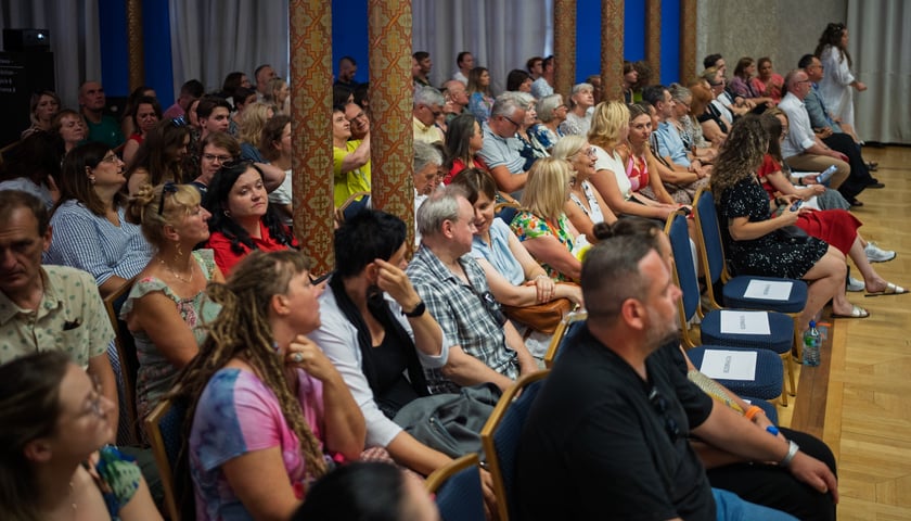 Spektakl „Kochanie jesteśmy”  Tomasza Mana scenie letniej Teatru Po Kolei na Dworcu Głównym PKP we Wrocławiu