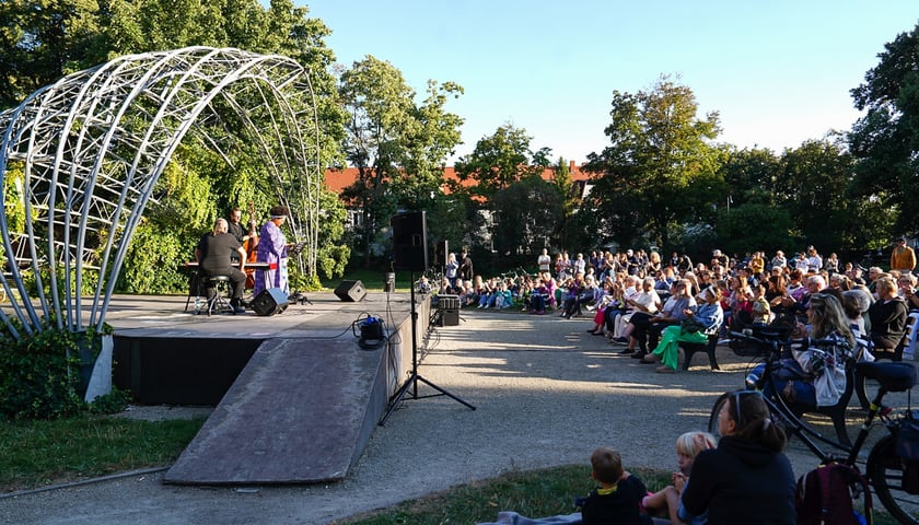 <p>Koncert z cyklu Muzyczne Parki Wrocławia - Sępolno, Emose Uhunmwangho, 24 sierpnia</p>