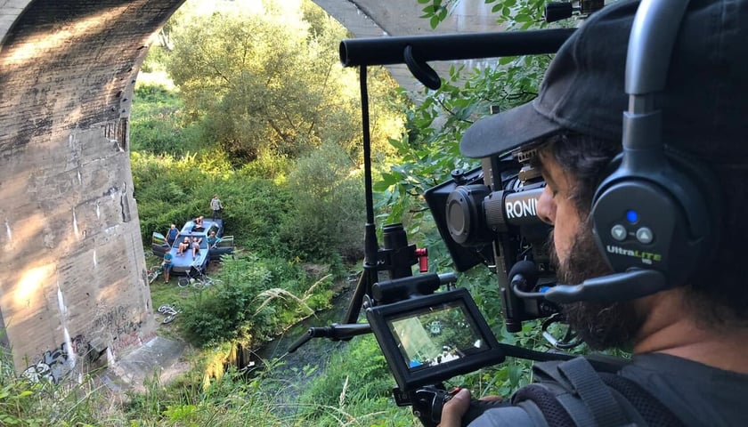 Operator z kamerą na planie filmowym ("Film dla kosmitów", reż. Piotr Stasik, 2022)