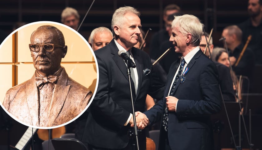 Na dużym zdjęciu Giovanni Antonini (z prawej) odebrał medal „Zasłużony Kulturze – Gloria Artis”, na małym zdjęciu w kółku popiersie Andrzeja Markowskiego