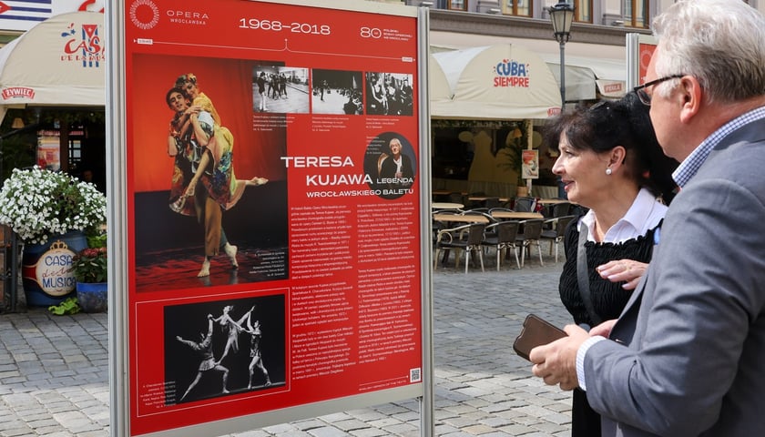 <p>Wystawa &bdquo;80 lat polskiej sceny operowej we Wrocławiu&rdquo; na rynku &ndash; przy planszach&nbsp;Urszula Drzewińska i prof. Tadeusz Pszonka, byli artyści Opery Wrocławskiej, obecnie wiceprzewodnicząca i przewodniczący ZASP</p>