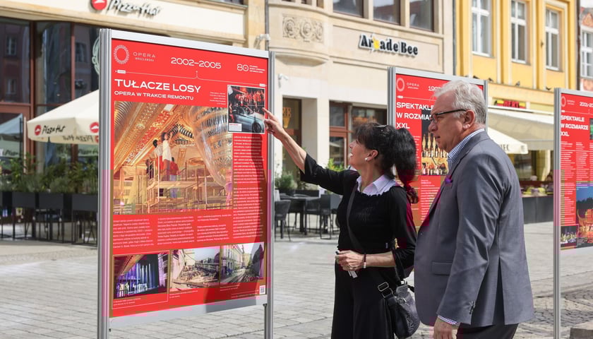 <p>Wystawa &bdquo;80 lat polskiej sceny operowej we Wrocławiu&rdquo; na rynku &ndash; przy planszach&nbsp;Urszula Drzewińska i prof. Tadeusz Pszonka, byli artyści Opery Wrocławskiej, obecnie wiceprzewodnicząca i przewodniczący ZASP</p>