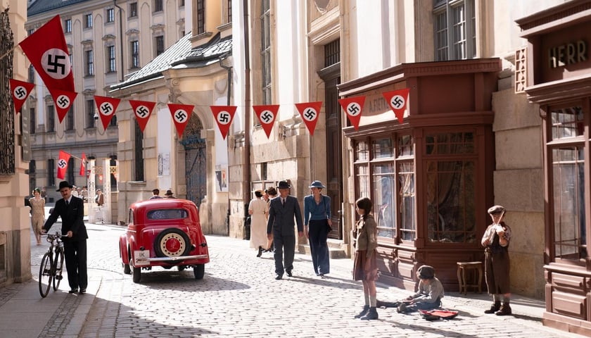 <p>Serial &bdquo;Breslau&rdquo; kręcono we Wrocławiu &ndash; tu bohaterowie na pl. Uniwersyteckim</p>