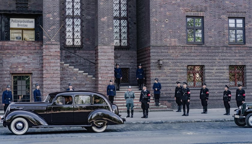 Serial &bdquo;Breslau&rdquo; kręcono we Wrocławiu &ndash; tu bohaterowie na ul. Podwale