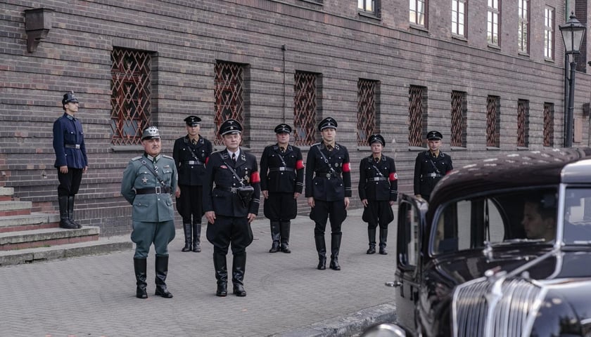 Serial &bdquo;Breslau&rdquo; kręcono we Wrocławiu &ndash; tu bohaterowie na ul. Podwale