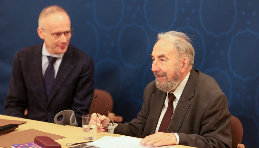 <p>dyrektor Zakładu Narodowego im. Ossolińskich, dr Łukasz Kamiński | profesor Janusz Degler | przekazanie korespondencji profesora do Biblioteki Ossolineum, 18 września 2025</p>