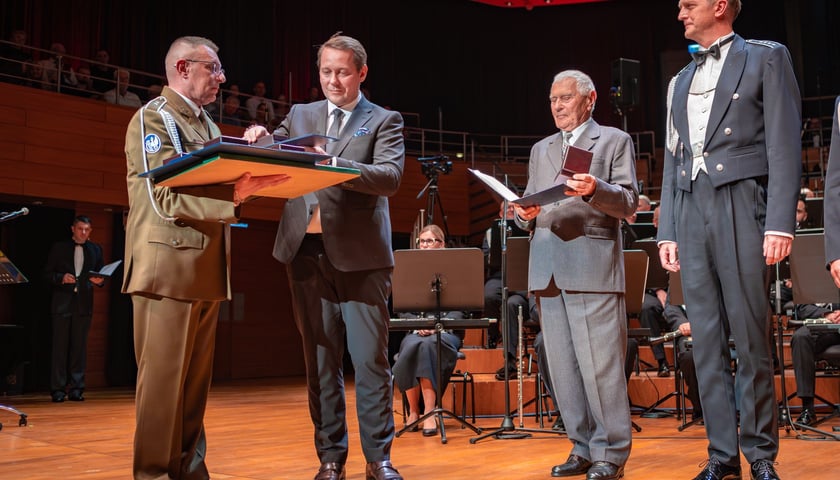 <p>Koncert jubileuszowy na 75-lecie Orkiestry Reprezentacyjnej Wojsk Lądowych w NFM - wizeprezydent Wrocławia Michał Młyńczak wręczył na scenie odznaczenia</p>