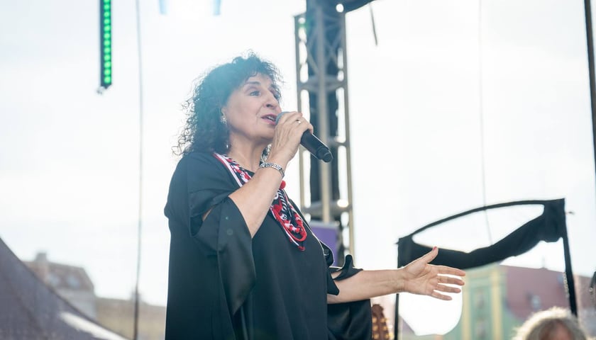 <p>Koncert Eleni podczas Wrocławskich Dni Seniora na wrocławskim rynku&nbsp;</p>