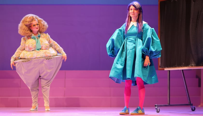 Scena ze spektaklu "Zła dziewczynka" Wrocławskiego Teatru Lalek