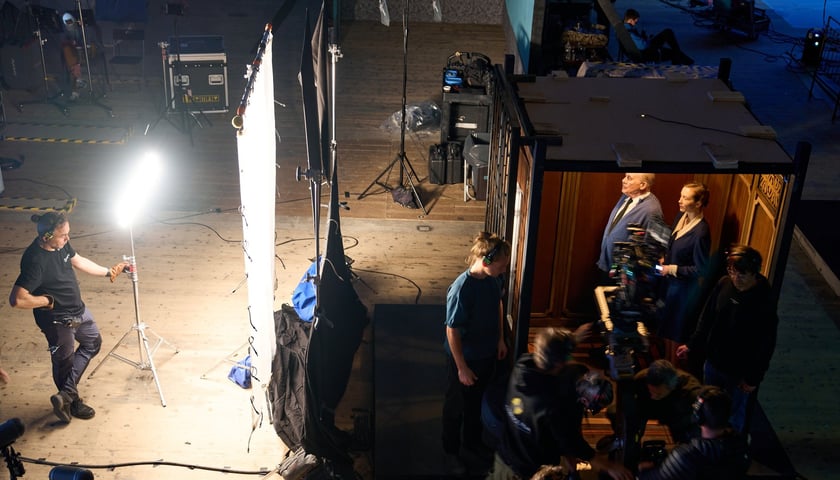 Scena w windzie na planie filmowym "1949" w reż. Pawła Pawlikowskiego