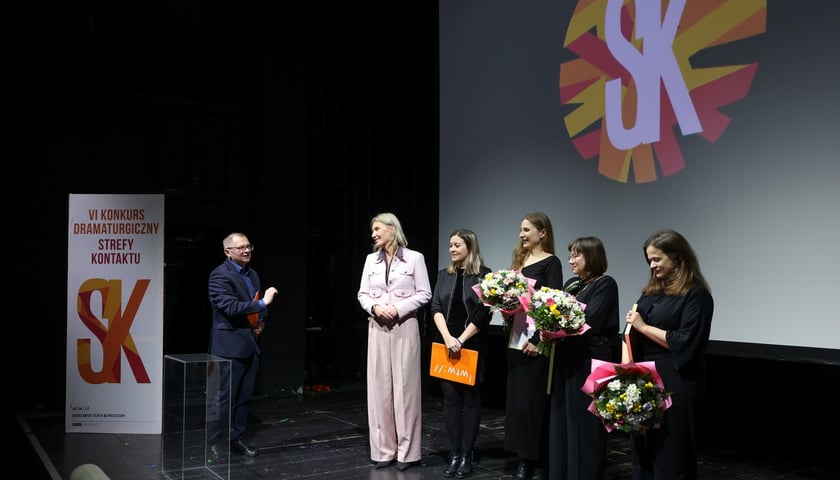 Ogłoszenie werdyktu szóstej edycji konkursu dramaturgicznego we Wrocławskim Teatrze Współczesnym. Na zdjęciu na scenie teatralnej stoi kilka osób