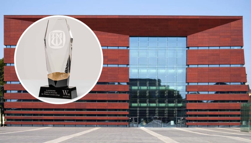 W tle: Narodowe Forum Muzyki we Wrocławiu, w kółku: statuetka Laur Wrocławia 2025