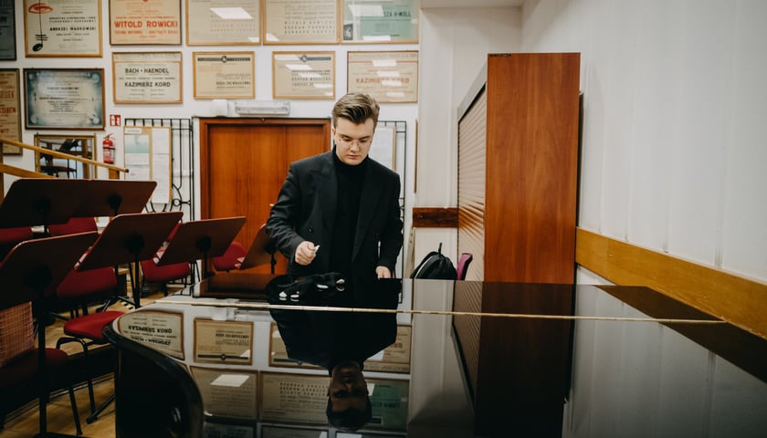 <p>Piotr Alexewicz podczas ćwiczeń do Konkursu Chopinowskiego w Filharmoni Narodowej</p>